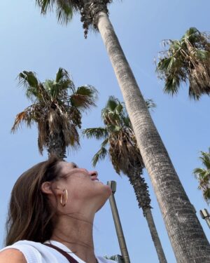 Marie Legault Instagram - Une semaine assez nuageuse à Barcelone mais ça ne m’empêchera jamais de bouger !

🚲 vélo sous la pluie pour visiter le Parc Güell
🍿Soirée cinéma 🌝 
🌴promenade vers la plage 
🥥 goûter healthy 
🤸🏻‍♀️acrobatie dans la piscine 🙃
🛌 photo shoot 

#lifestyle #vieactiveetsanté #enformeapres50ans #voyage #barcelone #energiepositive #grateful