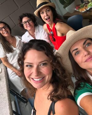 Marika Domińczyk Instagram - What a week! Thank you @shondarhimes for an epic time at the @usopen. When the #scandal #family get together it’s always #magic. So many pictures , will be posting this for awhile 😂 love you all. @scottkfoley @ktqlowes @shappyshaps @linnysuelowy @jeffperryreal @bellamyyoung @tonygoldwyn @lynpaolo Also was amazing to see more @shondaland fam . Mini #reunion for me! 🤣@greysabc @ellenpompeo & @jasonwinstongeorge 🎾 #tennis @chrissieevert @rennaestubbs @bigfoe1998 😘