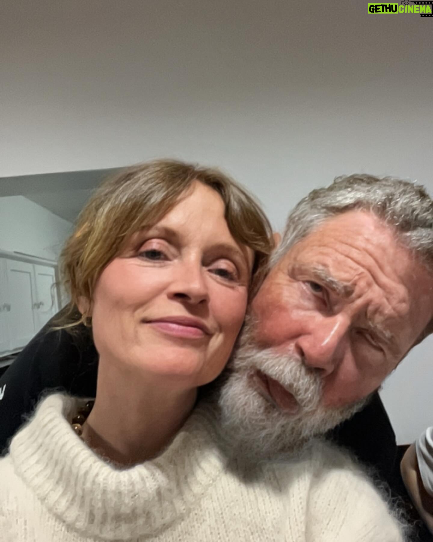 Marilyn Lima - 8.9K Likes - L’histoire est simple mais remonte à il y a très longtemps. Une question de choix. Prendre des décisions.
Et pour notre pacse nous avons prit la décision de choisir une bague avec des diamants recyclés.
Merci @heloiseetabelardjewelry 🤍
