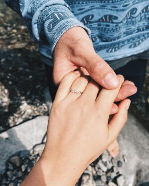 Marilyn Lima Instagram - L’histoire est simple mais remonte à il y a très longtemps. Une question de choix. Prendre des décisions.

Et pour notre pacse nous avons prit la décision de choisir une bague avec des diamants recyclés. 
Merci @heloiseetabelardjewelry 🤍