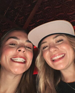 Marina Bastarache Instagram - BIRTHDAY GIRL 🥳
Mon bebe a 25 ans aujourd’hui !! GO SHAWTYYYYY IS YOUR BDAY! Bonne fête Mark, Marikouille, Bourrique, mon amour, bb, ma seuuuuuur, la tatie de cacawuetti et la maman de leyyya! Je t’aime de tout mon coeur et je suis à l’infini reconnaissante de t’avoir dans ma vie 🤍🤍🤍 Merci d’être mêlée comme un jeu de carte, de me surprendre à chaque fois que tu dis quelque chose, d’être « boquée » et si douce en même temps! Merci de me raconter 102 histoires de ta classe, même si je m’en fou un peu. Merci de m’utiliser pour te faire un bon souper quand t’as rien à faire, de me faire rire sans cesse avec tes move de danse et de m’ecouter chiâler quand j’en ai besoin! Surtout merci de toujours être là pour moi! La chance d’avoir une soeur comme toi, je me pince chaque jour! J’aime tout de toi pour toujours! TM 
- Nana -