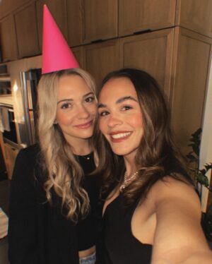 Marina Bastarache Instagram - BIRTHDAY GIRL 🥳
Mon bebe a 25 ans aujourd’hui !! GO SHAWTYYYYY IS YOUR BDAY! Bonne fête Mark, Marikouille, Bourrique, mon amour, bb, ma seuuuuuur, la tatie de cacawuetti et la maman de leyyya! Je t’aime de tout mon coeur et je suis à l’infini reconnaissante de t’avoir dans ma vie 🤍🤍🤍 Merci d’être mêlée comme un jeu de carte, de me surprendre à chaque fois que tu dis quelque chose, d’être « boquée » et si douce en même temps! Merci de me raconter 102 histoires de ta classe, même si je m’en fou un peu. Merci de m’utiliser pour te faire un bon souper quand t’as rien à faire, de me faire rire sans cesse avec tes move de danse et de m’ecouter chiâler quand j’en ai besoin! Surtout merci de toujours être là pour moi! La chance d’avoir une soeur comme toi, je me pince chaque jour! J’aime tout de toi pour toujours! TM 
- Nana -