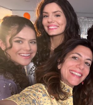 Marina Person Instagram - carrossel de selfies dessa temporada de #devoltaaos15 que estreia hoje! 
1) com Anita 18 e30, no episódio final
2) primeira diária q dirigi @larissamanoela no episódio 4, acampamento
3) com Fabrício e Camila no acampamento 
4) video assist da cena da barraca com Anita e Fabrício
5)claquete
6) Camila, Carol e Anita, na rua das Imperatrizes, indo pro acampamento (ep4)
7) Nila, Larissa e Faiska esperando pra filmar a cena do incêndio da barraca (ep 4)
8) making of da casa de Denis , participação especial de @gduvivier ,  com Joel e Anita
9) no carro indo da base pro set com @joaoguilherme 
10) making of castigo de Filipa com universitária Lúcia @livialagatto