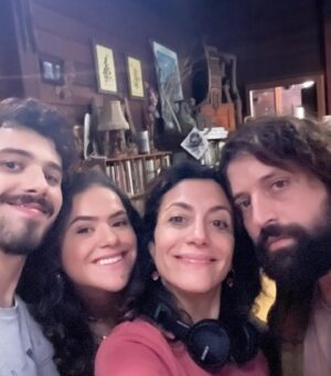 Marina Person Instagram - carrossel de selfies dessa temporada de #devoltaaos15 que estreia hoje! 
1) com Anita 18 e30, no episódio final
2) primeira diária q dirigi @larissamanoela no episódio 4, acampamento
3) com Fabrício e Camila no acampamento 
4) video assist da cena da barraca com Anita e Fabrício
5)claquete
6) Camila, Carol e Anita, na rua das Imperatrizes, indo pro acampamento (ep4)
7) Nila, Larissa e Faiska esperando pra filmar a cena do incêndio da barraca (ep 4)
8) making of da casa de Denis , participação especial de @gduvivier ,  com Joel e Anita
9) no carro indo da base pro set com @joaoguilherme 
10) making of castigo de Filipa com universitária Lúcia @livialagatto