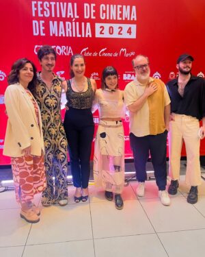 Marina Person Instagram - A primeira foto são meu pai e minha mãe (grávida de mim) chegando em Marília para o Festival de cinema em 1968, ano em que ele ganhou o prêmio curumim pelo filme “O Caso dos Irmãos Naves”. O Festival deixou de existir nos anos 80, mas agora volta à ativa e nesse ano o homenageado é justamente ele, Luiz Sergio Person. Tive a honra de receber essa homenagem das mãos do @johnnyomassaro numa noite de muita alegria. 

Na foto 5: @bella.camero @virginiacavendish @jose_eduardo_belmonte @henriqueosse 
Obrigada @festivalcinemamarilia
Video 6: 🎥 @andersonbardot