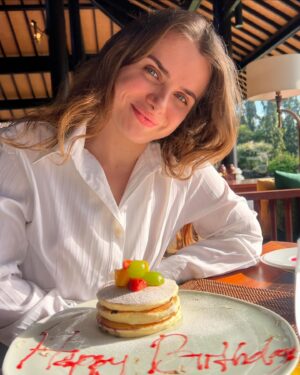 Marina Yers Instagram - 25 AÑOS 🥹

Encontré al amor de mi vida @soyjonathanalef 

Pasé el mejor y más bonito cumpleaños que JAMÁS tuve. 

Un círculo pequeño, pero increíblemente positivo. 

Deseo que todo el mundo pueda tener la vida que tengo, pero NUNCA que pase por lo que yo he pasado. 

Aquí se ve lo bonito, los resultados 📊 pero pronto conoceréis a través de mi libro: “De oír voces a sentir paz. Como superé tres brotes psicóticos” 

P R O N T O 

#cumpleaños #25años #enamorada