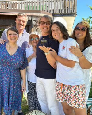 Marisa Passera Instagram - Grazie amico mio della vita @paridevitale per questi giorni ricolmi d’Amore e d’Abruzzo , di polpette e di amici , di risate da cadere per terra e pianti a catinelle, di volpi a cena e di cervi a bordo strada , di milioni di parole gridate e cantate e qualcuna anche sussurrata, di respiro finalmente . E alla fine ieri ho visto perfino  un cucciolo di orso che mangiucchiava nel bosco, e ne rimarrò per sempre incantata 💚 grazie per aver creato questa famiglia di cui per fortuna faccio parte , grazie per aver accolto la mia famiglia, grazie amici miei tutti che siete così speciali ✨✨✨✨✨✨✨#damoreedabruzzo #pescasserolistateofmind