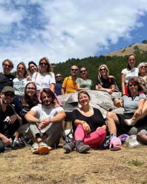Marisa Passera Instagram - Grazie amico mio della vita @paridevitale per questi giorni ricolmi d’Amore e d’Abruzzo , di polpette e di amici , di risate da cadere per terra e pianti a catinelle, di volpi a cena e di cervi a bordo strada , di milioni di parole gridate e cantate e qualcuna anche sussurrata, di respiro finalmente . E alla fine ieri ho visto perfino  un cucciolo di orso che mangiucchiava nel bosco, e ne rimarrò per sempre incantata 💚 grazie per aver creato questa famiglia di cui per fortuna faccio parte , grazie per aver accolto la mia famiglia, grazie amici miei tutti che siete così speciali ✨✨✨✨✨✨✨#damoreedabruzzo #pescasserolistateofmind