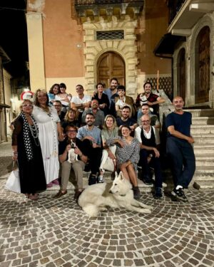 Marisa Passera Instagram - Grazie amico mio della vita @paridevitale per questi giorni ricolmi d’Amore e d’Abruzzo , di polpette e di amici , di risate da cadere per terra e pianti a catinelle, di volpi a cena e di cervi a bordo strada , di milioni di parole gridate e cantate e qualcuna anche sussurrata, di respiro finalmente . E alla fine ieri ho visto perfino  un cucciolo di orso che mangiucchiava nel bosco, e ne rimarrò per sempre incantata 💚 grazie per aver creato questa famiglia di cui per fortuna faccio parte , grazie per aver accolto la mia famiglia, grazie amici miei tutti che siete così speciali ✨✨✨✨✨✨✨#damoreedabruzzo #pescasserolistateofmind