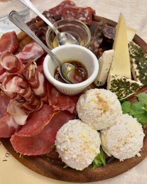 Marisa Passera Instagram - Grazie amico mio della vita @paridevitale per questi giorni ricolmi d’Amore e d’Abruzzo , di polpette e di amici , di risate da cadere per terra e pianti a catinelle, di volpi a cena e di cervi a bordo strada , di milioni di parole gridate e cantate e qualcuna anche sussurrata, di respiro finalmente . E alla fine ieri ho visto perfino  un cucciolo di orso che mangiucchiava nel bosco, e ne rimarrò per sempre incantata 💚 grazie per aver creato questa famiglia di cui per fortuna faccio parte , grazie per aver accolto la mia famiglia, grazie amici miei tutti che siete così speciali ✨✨✨✨✨✨✨#damoreedabruzzo #pescasserolistateofmind