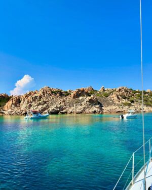 Marisa Passera Instagram - Una giornata perfetta per salutare questo mare incantato che rimarrà per sempre il mio preferito @aritmodellacqua 🩵 Spargi , Santa Maria , Razzoli #sardegnadelmiocuore
