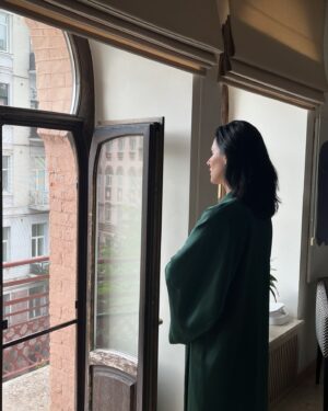 Mariya Efrosinina Instagram - кількість загиблих і поранених... загиблих, постраждалих, поранених...під завалами перебувають …

Змінюються лише назви міст, де щодня відбуваються ракетні атаки.. Здається, саме так виглядає пекло на землі.
Мої руки вже почали тремтіти, коли відкриваю новини... Скільки постраждалих? Скільки людей загинуло? Читаю. Сльози душать, всі можливі техніки опанування себе не працюють.

Скільки ж людей ми втратили, а скільки ще втратимо. 

Скільки має загинути дітей, щоб світ та всі правові інституції припинили дозволяти путіну плювати їм в обличчя?

Я не можу зупинити ці думки в голові, вони мене переслідують.

Вчора я спитала подругу, чого вона зараз боїться найбільше. «Що ми завтра не прокинемося. Що ми помремо.»- відповіла вона. Відганяю цю думку - ну це вона перебільшує. Ну це її особливість така - пояснюю собі. Ми ж в захищеному місці, і в тривоги ховаємося «між двох стін». Вчора Полтава: і навчальний заклад, і житлові будинки. Сьогодні Львів - в тому числі житлові будинки, центр. Розумію, що подруга не перебільшує. Розумію, що це і мій страх теж.

Фізично боляче уявляти, як вчора хлопчина збирав рюкзак до школи, але вже ніколи до неї не піде. Як одна маленька квіточка послухала на ніч казочку, і не прокинулася - ми всі бачили цей страшний кадр. Чергове людське українське життя - крапка - скінчилося…

Нас відрізняє від їб*ної країни абсолютне все, що стосується людяності. ми розуміємо ціну життя, ми не вважаємо вбивства способом досягнення будь-яких цілей. 

Я дуже хочу, щоб в цій жалобі та горі ми не втратили своє людське обличчя. Щоб загиблі не ставали для нас цифрами, не перетворювалися на повідомлення в новинному пабліку, які ми відмічаємо сумним смайликом з однією сльозою... і прогортуємо далі. Не ставали лиш рядками мертвого тексту на сайті. 
Давайте пообіцяємо це одне одному! 

Я вас дуже прошу! Давайте пообіцяємо!

Мої щирі співчуття всім, хто оплакує своїх рідних