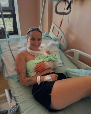 Markéta Vondroušová Instagram - hey guys🫶🏻

i’ve been struggling with shoulder pain for a few months now and there was no other option but to go for surgery🙂‍↕️

everything went well and i’ll start rehab soon❤️‍🩹

see you back on the court happy and healthy⚡️