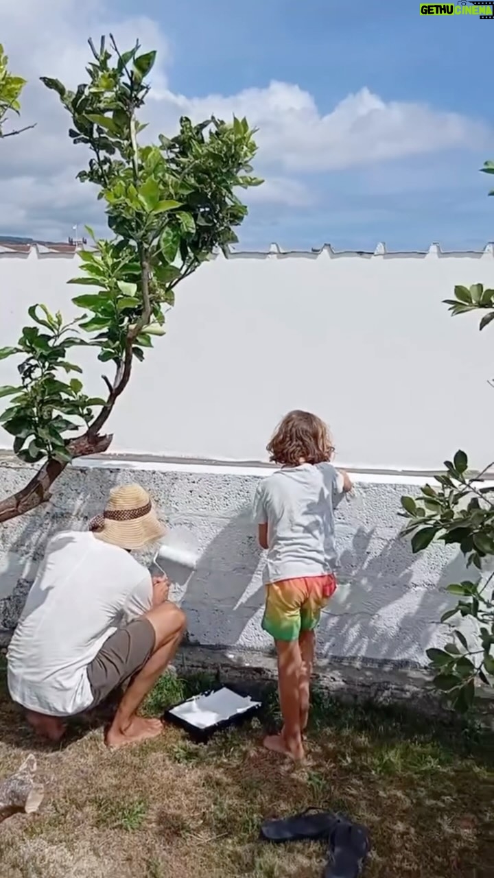 Marta Andrino - 3 Likes - Tinha dois dias…dois dias para conseguir pintar paredes e uma bancada, replantar umas plantas que estavam fora do sítio, por terra nova, fazer canteiros bonitos, tratar da decoração, limpar o espaço exterior antes de entrarem os nossos próximos visitantes.
A nossa @casafamiliaacoriana está cada vez mais bonita e eu todo feliz por contribuir com o meu trabalho. É sem dúvida, terapêutico. 🌿🌳🪴🌺
Consegui!! 💪🏻♥️
Conseguimos!
Graças também ao meu super ajudante @mario_jorge_vieira_da_costa .
Obrigado!! 💪🏻🙌🏻
#vilafrancadocampo
#azores
#saomiguel
#açores
#visitaçores
#visitazores
#casafamíliaaçoriana
#alojamentolocal