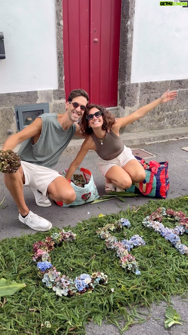 Marta Andrino - 3 Likes - Festas do Senhor Bom Jesus da Pedra de Vila Franca do Campo, São Miguel, Açores e a importância de manter vivas as tradições religiosas.
São muito relevantes tanto culturalmente como socialmente falando, porque refletem a profunda fé do nosso povo, mas também são um elo essencial com o passado que transmitem os princípios e costumes para as novas gerações que absorvem esses valores.
Ser crente ou menos crente, praticante ou não…manter vivas as tradições cria um sentimento de pertencer a esse mesmo lugar dando também continuidade aos ‘rituais’, ligando as gerações atuais e futuras às suas raízes.
Tenho a certeza que os meus filhos vão ficar com estes mesmos valores e nunca mais se vão esquecer destes momentos em família na terra que é do pai mas que se tornou também deles…e da Marta.
Vivam as tradições! Viva a cultura de um povo.
Vivam os Açores! 💙💚
#festasdosenhorbomjesusdapedra
#vilafrancadocampo #açores #cultura #saomiguel