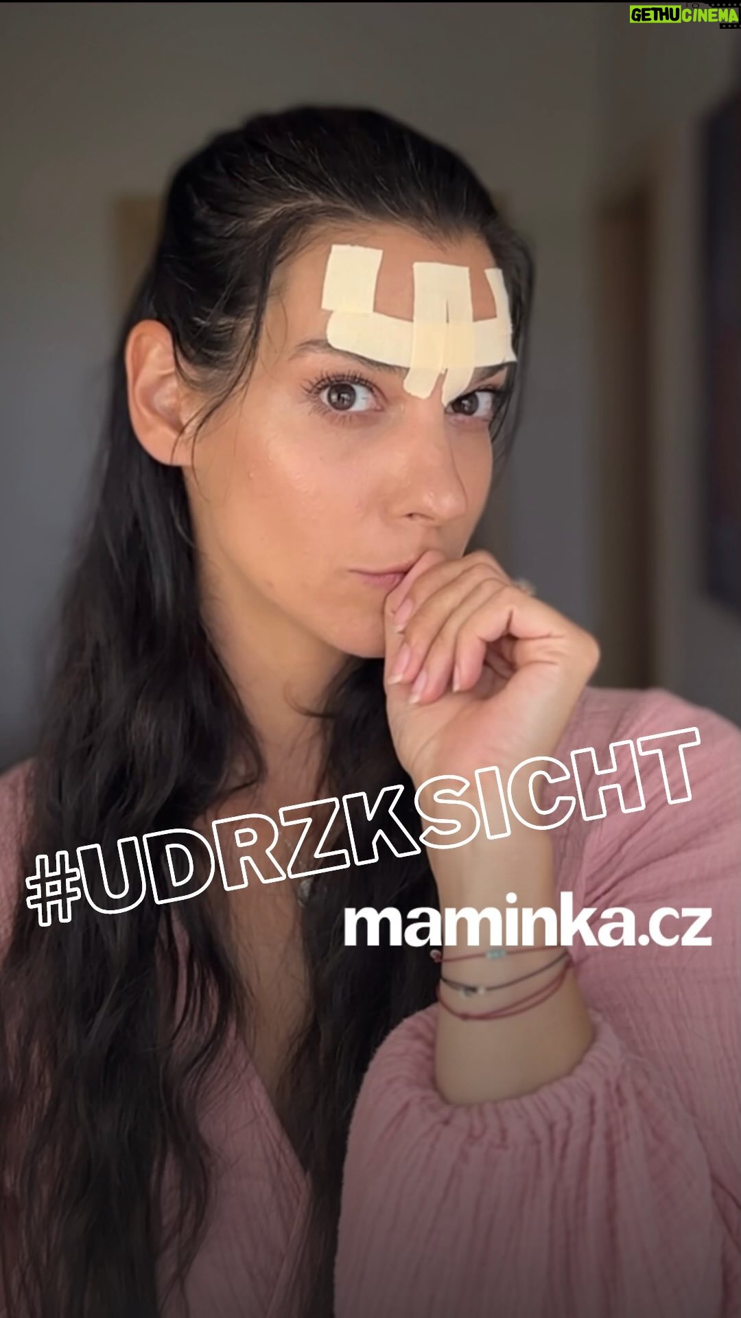 Marta Ondráčková - 1.6K Likes - Dnes vás naučím, jak správně používat kosmetické tejpy. Ty určené na obličej najdete na @beautytape.cz 🩹 Technika vychází z principů kineziologického tejpingu a pracuje s kombinací uvolnění a aktivace svalů, rozproudění lymfy a liftingu, takže tejp “maká,” i když obličej nic nedělá. 😍 Pojďte se naučit tejpy používat! 🤍 A když vám učarují jako mně, můžete využít kód se slevou 15% na jejich objednání. Ten najdete v článku k videu, který vám pošlu, když do komentáře napíšete “článek”
#udrzksicht #tejpovani #beautytape #maminka #krasnaplet #prirozenost #lifting