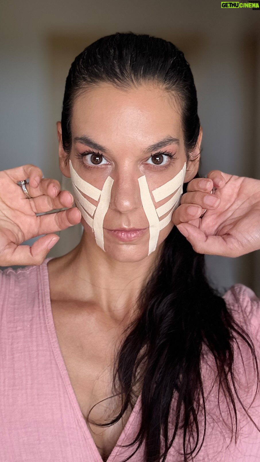 Marta Ondráčková - 1.4K Likes - TEJPOVÁNÍ NOSORETKY a jednoduchá příprava pomocí BAŇKOVÁNÍ.
Kosmetické tejpy i baňky najdete na @beautytape.cz a s kódem UDRZKSICHT si je můžete pořídit s 15% slevou 💋
Tyhle měkoučké silikonové baňky, které jsou určené k obličejovému baňkování, jsou sice malinké, ale dokáží velké věci. V kombinaci s kompletním tejpováním nosoretky, kdy se kombinuje liftingová a eliminační technika, jde o tu nejúčinnější zbraň proti téhle naštvané vrásce. Efekt vidíte už hodinu po aplikaci. Při jejím opakování je trvalý.
Tejpování je vždycky potřeba kombinovat s masáží. Díky baňkám ji provedete rychle a velmi efektivně. Nezapomeňte, před samotnou aplikací tejpovací pásky, jemně odsát zbytky oleje, případně pleť vyčistit a provést kompletní rutinu.
#udrzksicht #tejpovaciserial #tejp #kosmeticketejpy #tejpovaniobliceje #nosoretka #massage #bankovani #zdravaplet #krasnaplet #41 #beautytape