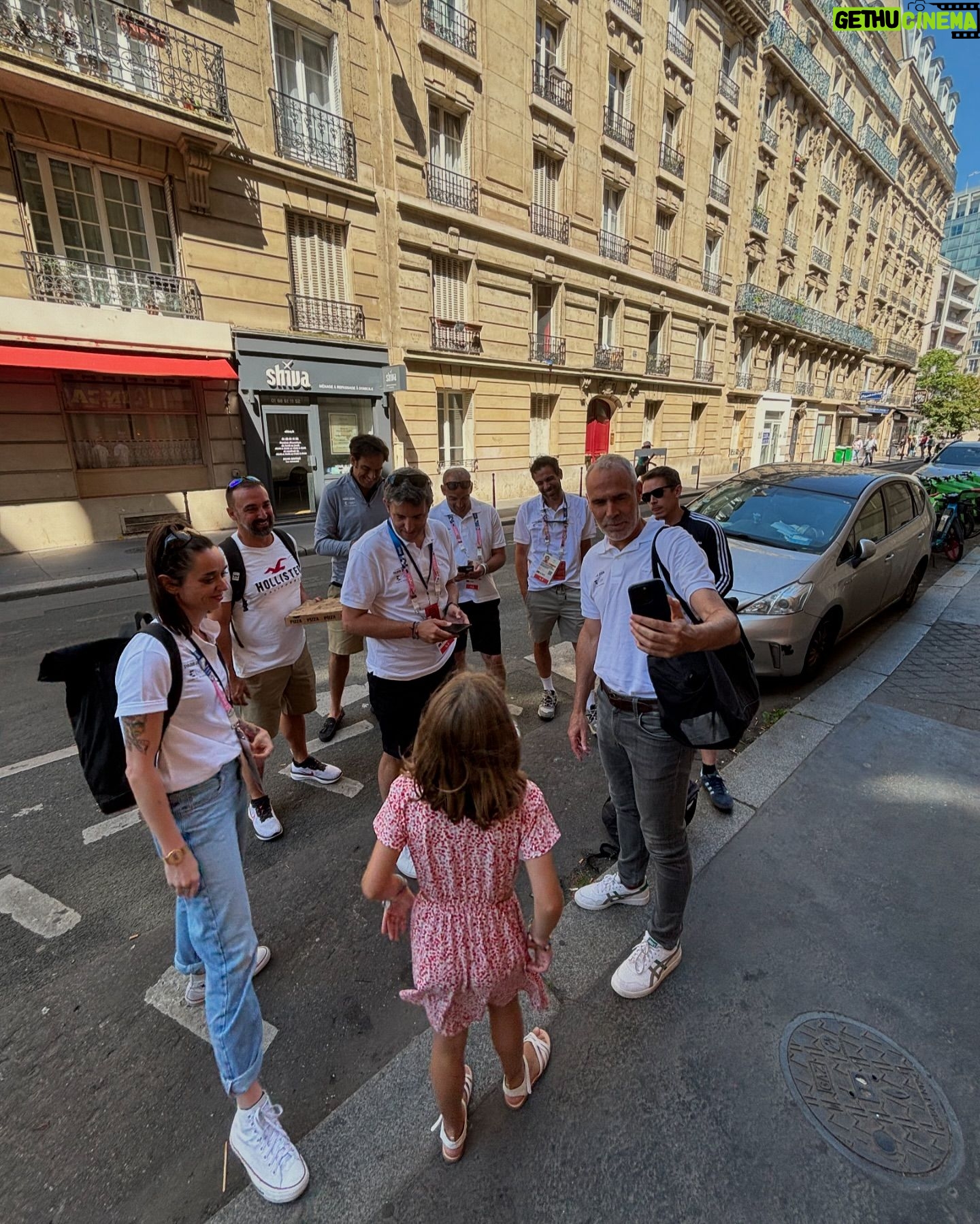 Martina Klein - 12.7K Likes - Unos dĆas de Paris olĆmpico acompaƱando a nuestro chico @alexcorretja74 š„° mientras se dejaba la piel trabajando (que, por cierto, ya lo hemos comentado, pero Ā”quĆ© bien trabaja nuestro chico! Medalla de oro para ti, amorš„šš¼)
Cuando voy con la peke (ahora 7), las visitas suelen ser, por el bien de los tres, una investigación exhaustiva sobre parques infantiles, y una pequeña dosis de turismo, en esta ocasión coronamos Montmartre y Le Sacre Coeur.
Pero ademĆ”s pudimos tener nuestra experiencia olĆmpica y servimos de talismĆ”n a las chicas de waterpolo femenino, a las que ayudamos a llevarse el oro, y tambiĆ©n a los chicos de futbol masculino, que desde debajo de la torre Eiffel gritamos los goles que tambiĆ©n les dieron el metal dorado Ā”De nada! Ya sabĆ©is, si querĆ©is una ayudita para L.A 2028, Ā”aquĆ estamos! š
Como bonus, os dejo en la Ćŗltima diapo un bailecito de estos dos š„° que son para comĆ©rselos.