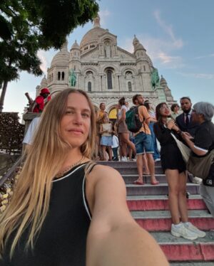 Martina Klein Instagram - Unos días de Paris olímpico acompañando a nuestro chico @alexcorretja74 🥰 mientras se dejaba la piel trabajando (que, por cierto, ya lo hemos comentado, pero ¡qué bien trabaja nuestro chico! Medalla de oro para ti, amor🥇🙌🏼)
Cuando voy con la peke (ahora 7), las visitas suelen ser, por el bien de los tres, una investigación exhaustiva sobre parques infantiles, y una pequeña dosis de turismo, en esta ocasión coronamos Montmartre y Le Sacre Coeur. 
Pero además pudimos tener nuestra experiencia olímpica y servimos de talismán a las chicas de waterpolo femenino, a las que ayudamos a llevarse el oro, y también a los chicos de futbol masculino, que desde debajo de la torre Eiffel gritamos los goles que también les dieron el metal dorado ¡De nada! Ya sabéis, si queréis una ayudita para L.A 2028, ¡aquí estamos! 😜
Como bonus, os dejo en la última diapo un bailecito de estos dos 🥰 que son para comérselos.