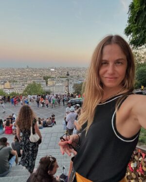 Martina Klein Instagram - Unos días de Paris olímpico acompañando a nuestro chico @alexcorretja74 🥰 mientras se dejaba la piel trabajando (que, por cierto, ya lo hemos comentado, pero ¡qué bien trabaja nuestro chico! Medalla de oro para ti, amor🥇🙌🏼)
Cuando voy con la peke (ahora 7), las visitas suelen ser, por el bien de los tres, una investigación exhaustiva sobre parques infantiles, y una pequeña dosis de turismo, en esta ocasión coronamos Montmartre y Le Sacre Coeur. 
Pero además pudimos tener nuestra experiencia olímpica y servimos de talismán a las chicas de waterpolo femenino, a las que ayudamos a llevarse el oro, y también a los chicos de futbol masculino, que desde debajo de la torre Eiffel gritamos los goles que también les dieron el metal dorado ¡De nada! Ya sabéis, si queréis una ayudita para L.A 2028, ¡aquí estamos! 😜
Como bonus, os dejo en la última diapo un bailecito de estos dos 🥰 que son para comérselos.