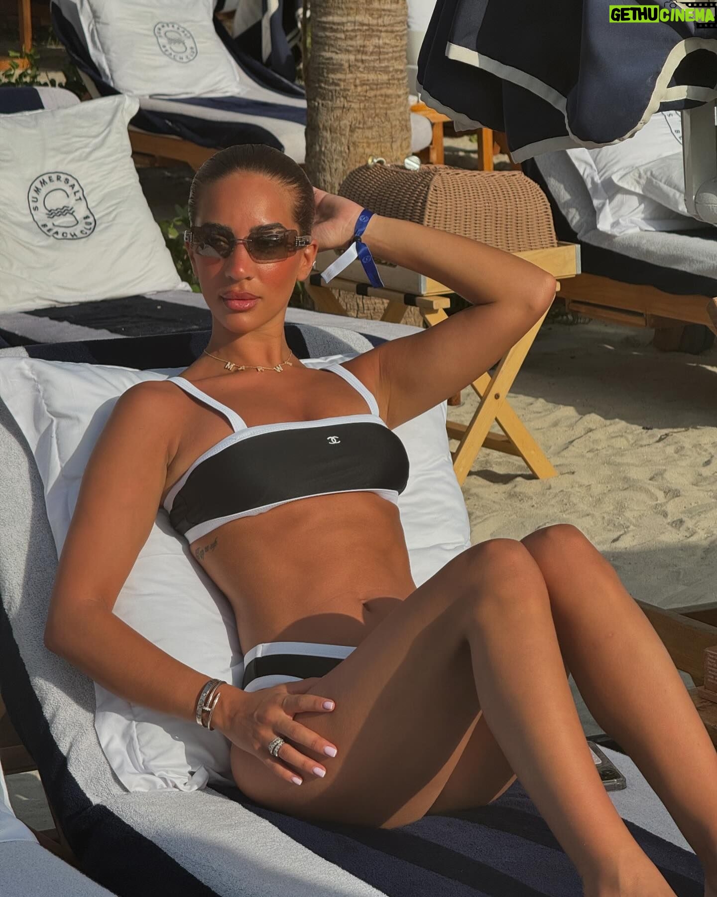 Marwa Merazka - 51.3K Likes - Un petit retour au soleil ça fait de mal à personne 🤭