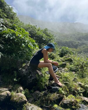 Mary Sara Instagram - 山形 出羽三山　

羽黒山(現世)・月山(過去)・湯殿山(未来)
の順に登ることで「生きながらにして生まれ変わることができる」という霊山。

前日に宿坊に泊まり、精進料理を食べ 温泉に入り
清めてから
朝、みんなで御祈祷し山入り。

私が首から下げている白い紐は、注連
霊山なので、これを首からかけて結界を張ります。

3日間のこの旅は、心から今私が切望してたもので
それぞれの山で 色んな事を頭の中で考えながら
月山では　過ちや 悲しみ 怒りを1つ1つ思い出しながら
過去に預けてきました。

涙が自然と溢れることもあったり
幸せな気持ちになったり
とても自分と向き合う登山になりました。