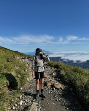Mary Sara Instagram - 山形 出羽三山　

羽黒山(現世)・月山(過去)・湯殿山(未来)
の順に登ることで「生きながらにして生まれ変わることができる」という霊山。

前日に宿坊に泊まり、精進料理を食べ 温泉に入り
清めてから
朝、みんなで御祈祷し山入り。

私が首から下げている白い紐は、注連
霊山なので、これを首からかけて結界を張ります。

3日間のこの旅は、心から今私が切望してたもので
それぞれの山で 色んな事を頭の中で考えながら
月山では　過ちや 悲しみ 怒りを1つ1つ思い出しながら
過去に預けてきました。

涙が自然と溢れることもあったり
幸せな気持ちになったり
とても自分と向き合う登山になりました。