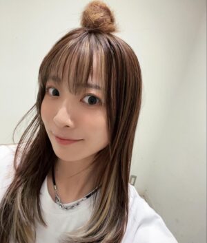 May'n Instagram - レイヤー入れてもらった💇‍♀️

中の金髪もちょっと綺麗な色味にしてもらってヤンキーっぽい色味脱出。笑

ツヤ感、クール感、完璧ぃ🥹
いつもありがとうございます🥰

切った髪の毛と比べるとトーン落ちたのわかる🍡

🍡🍡🍡

野球トークしながら作ったダンゴ、ならぬ、ボール⚾️