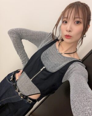 May'n Instagram - 私服衣装でした🩶

昨日の夜中にコーデ組んでるとき、ずっとマドンナのHung Up口ずさんでた💃

ちっこい三つ編みでクールすぎず可愛すぎずでワーィ🥰

目が2倍くらいになったし
鼻が3センチくらい高くなった

メイクさんの魔法🧙🪄笑