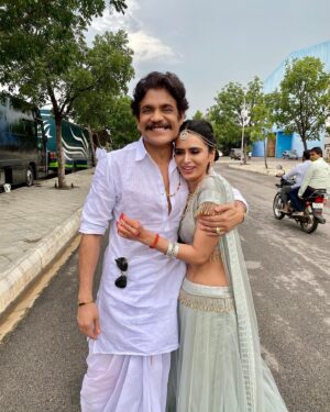 Meenakshi Dixit Instagram - Happy Birthday super charming Nagarjuna Sir ❤️🤗

Sharing some incredible memories while shooting for #bangarraju together ✨

#happybirthdaynagarjuna #nagarjunaakkineni #superstar #nagarjunafansclub #telugufilms