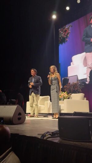 Megyn Kelly Instagram - Such a fun night @TuckerCarlson! It was wonderful to meet some of the people who listen to and watch @megynkellyshow every day in person. Thanks to all of you.