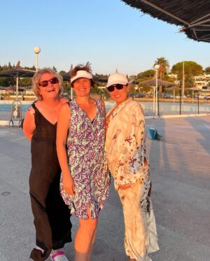 Melahat Abbasova Instagram - Çekim arası boş günümde  kızım Sudeyle Teyzemizin kızı canım Çiğdemin Ayvalıkta misafiri olduk. Her günümüz çok keyifliydi. Zeytin bile kurduk😂 canım Çğdemim her şey için teşekkür ediyorum. Seni seviyoruz. @cigdembkurt ♥️