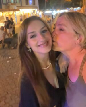 Melahat Abbasova Instagram - Çekim arası boş günümde  kızım Sudeyle Teyzemizin kızı canım Çiğdemin Ayvalıkta misafiri olduk. Her günümüz çok keyifliydi. Zeytin bile kurduk😂 canım Çğdemim her şey için teşekkür ediyorum. Seni seviyoruz. @cigdembkurt ♥️