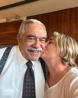 Melahat Abbasova Instagram - Azerbaycan Tiyatro Ve Sinema sanatçısı, yönetmen, pedagog , Adana Çukurova Üniversitesi öğretim görevlisi, Azerbaycan Devlet Sanatçısı canımız Profesör Cahangir Zeynalovun Ankara Azerbaycan Büyükelçiliği ve Uluslararası TURKSOY  Teşkilatının desteyi ile  70 Yıl Jübilesi geçirildi. Bütün dostlar bir aradaydık. Canım Cahangir Müellim. Size sağlık, mutluluk, yaradıcılığ işlerinizde başarılar dileyirem. ALLAH  sizin nefesinizi gözel ailenizin, biz dostlarınızın ve sevenlerinizin üstünden eksik etmesin. Sizi çox sevirik.🎂🎂🎂🎂🎉🎉♥️ @novcahan ♥️ @alihan.samedov
