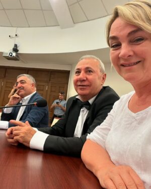 Melahat Abbasova Instagram - Azerbaycan Tiyatro Ve Sinema sanatçısı, yönetmen, pedagog , Adana Çukurova Üniversitesi öğretim görevlisi, Azerbaycan Devlet Sanatçısı canımız Profesör Cahangir Zeynalovun Ankara Azerbaycan Büyükelçiliği ve Uluslararası TURKSOY  Teşkilatının desteyi ile  70 Yıl Jübilesi geçirildi. Bütün dostlar bir aradaydık. Canım Cahangir Müellim. Size sağlık, mutluluk, yaradıcılığ işlerinizde başarılar dileyirem. ALLAH  sizin nefesinizi gözel ailenizin, biz dostlarınızın ve sevenlerinizin üstünden eksik etmesin. Sizi çox sevirik.🎂🎂🎂🎂🎉🎉♥️ @novcahan ♥️ @alihan.samedov