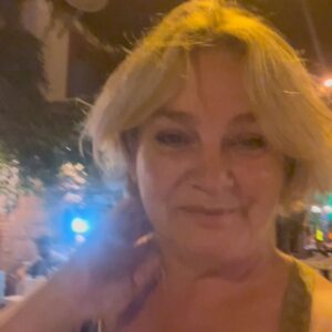 Melahat Abbasova Instagram - Çekim arası boş günümde  kızım Sudeyle Teyzemizin kızı canım Çiğdemin Ayvalıkta misafiri olduk. Her günümüz çok keyifliydi. Zeytin bile kurduk😂 canım Çğdemim her şey için teşekkür ediyorum. Seni seviyoruz. @cigdembkurt ♥️