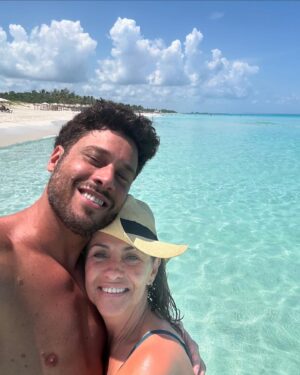 Melani Olivares Instagram - Se acabó , todo tiene un final , menos las salchichas que tienen dos! 
Graciaaas 
Cuban@s= Amor ❤️ 

@rafa_cuore 
@peterpriede 
@jazzvila 
@jose_lamuno 
@jonimarley7 
@horasanz 
@marttinaol_ 
@jeiser_cd 
@enjoytravelgroup_