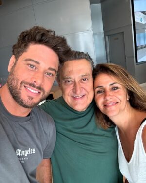 Melani Olivares Instagram - Rebosamos de amor. Cuba para siempre en el corazón ! Graciaaaas! 🩷🩷🩷 
#marianopeña 🩷🩷🩷

@enjoytravelgroup_ @jazzvila 

@jose_lamuno 
@jonimarley7 @horasanz @marttinaol_ @rafa_cuore @jeiser_cd @royaltonhabana