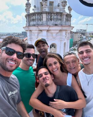 Melani Olivares Instagram - Rebosamos de amor. Cuba para siempre en el corazón ! Graciaaaas! 🩷🩷🩷 
#marianopeña 🩷🩷🩷

@enjoytravelgroup_ @jazzvila 

@jose_lamuno 
@jonimarley7 @horasanz @marttinaol_ @rafa_cuore @jeiser_cd @royaltonhabana