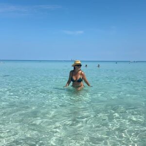 Melani Olivares Instagram - Cuba… 

Mariano peña y yo pensábamos que veníamos a devolveros tantisimo  amor que recibimos del pueblo cubano por Aida ) Nos equivocamos , es imposible devolver lo queridos que nos sentimos. Gracias de  corazón . 
Mariano y Melani 

@enjoytravelgroup_ 
@jazzvila 
@rafa_cuore