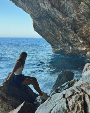 Melia Kreiling Instagram - On the rocks. 🧊🪨🧊