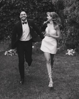 Melisa Akman Instagram - Malum bir süre evlilik fotosu paylaşacağım idare edin :) Hakan birbirinden güzel fotoğraflar çektiği için seçemiyorum ki offf :)) Son fotoğraftaki anı yakalaman peki :) 🫶😇 

Bu arada Hakan ile tesadüfen bir araya gelmemiz ve rahmetli babacığımın adını soyadını taşıması şoku 🥲 göz yaşım pıt.

Ayrıca müthiş after kıyafetim için @gulsenpehlivanmodaevi ‘ne teşekkür ederim 🌻(eldivenlerimi fotoda takmayı unuttum çünkü sıfır ön hazırlıkla; Hakan bi’ yürüsenize şöyle deyip spontane çekti :)

#weddingphotography