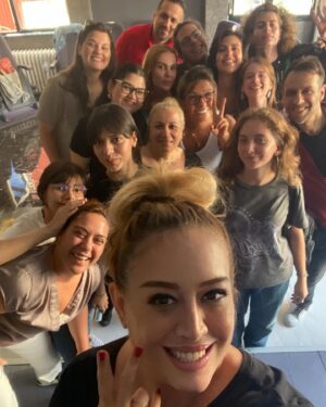 Melisa Doğu Instagram - Canım Tuğçe ve Kerem yepyeni bir yolculukta beni de yola koyup hadi dediler Melo, paylaş gençlerle birikimlerini. Gökçer Akademi’de müthiş bir söyleşi ve haftasında 2 günlük yoğun bir workshop sonrası, hayalleri, umutları oyunculuk olan çok güzel bir ekiple süper dersler yaptık🙏🏻 Teşekkür ederim arkadaşlar, bu keşmekeş içinde bana neden bu mesleği seçtiğimi tekrar hatırlattığınız için ✌🏻 Hafta içi ve hafta sonu sınıfları ve çok değerli öğretmen arkadaşlarım ile tanışmak isterseniz, çocuk drama nerede olursa en sağlıklı eğitimi almış oluruz diye düşünürseniz incelemeniz için @gokceracademi sayfasına göz atıp randevu için iletişime geçebilirsiniz 🙏🏻 Ay sonunda bir workshop daha yapacağım, kontenjanımız sınırlı, kaçırdık bunu yakalayalım derseniz de haberiniz olsun, tarih ve saatler için tekrar bilgilendirme yapacağız ✌🏻🎭🏟️ @kerem_gokcer  @tugcetamertutu #reklam