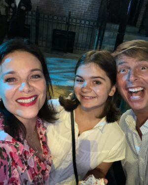 Meredith Salenger Instagram - Such an incredible night at the “only murders in the building” premiere. Martin short is the loveliest as always. I met the incomparable Meryl Streep. We had a nice conversation about the world and politics and family. Alice got to meet one of her favorite musicians currently, @chappellroan. And the show is just fantastic. Including the incredible score and music by my friend, Sidhartha Kholsa.