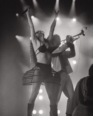 Merel Baldé Instagram - En dan was er vorige week ook nog Lowlands met @junglebynight !!! 

1. Sexy Genoeg
2. Alphaaa 📸 @douwehennink 
3. Haar in de krul @floorkleyne 
4. Punttieten van @jasmienvanloo en @jordyarthur_ en rok van @maison_maurits_ 😍 📸 @douwehennink 
5. 🎺 📸 @xsanjay 
6. Meidenkoortje met @meralpolat_ en @pitouou bij @spinvis.nieuwegein 👁️om👁️
7. Peter heeft een nieuwe tattoo
8. de HAIR is HAIRING
9. Keeping the gingers dry