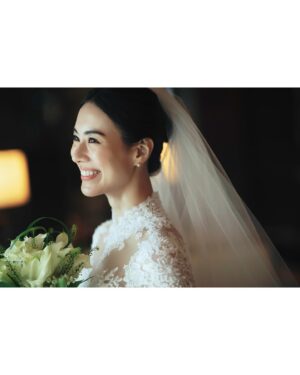 Mew Azama Instagram - 👰🏻‍♀️

photo @keiichisuto33 
hairmake @kanbe61 
dress @foursis_weddingdress 
location @halekulanihotel