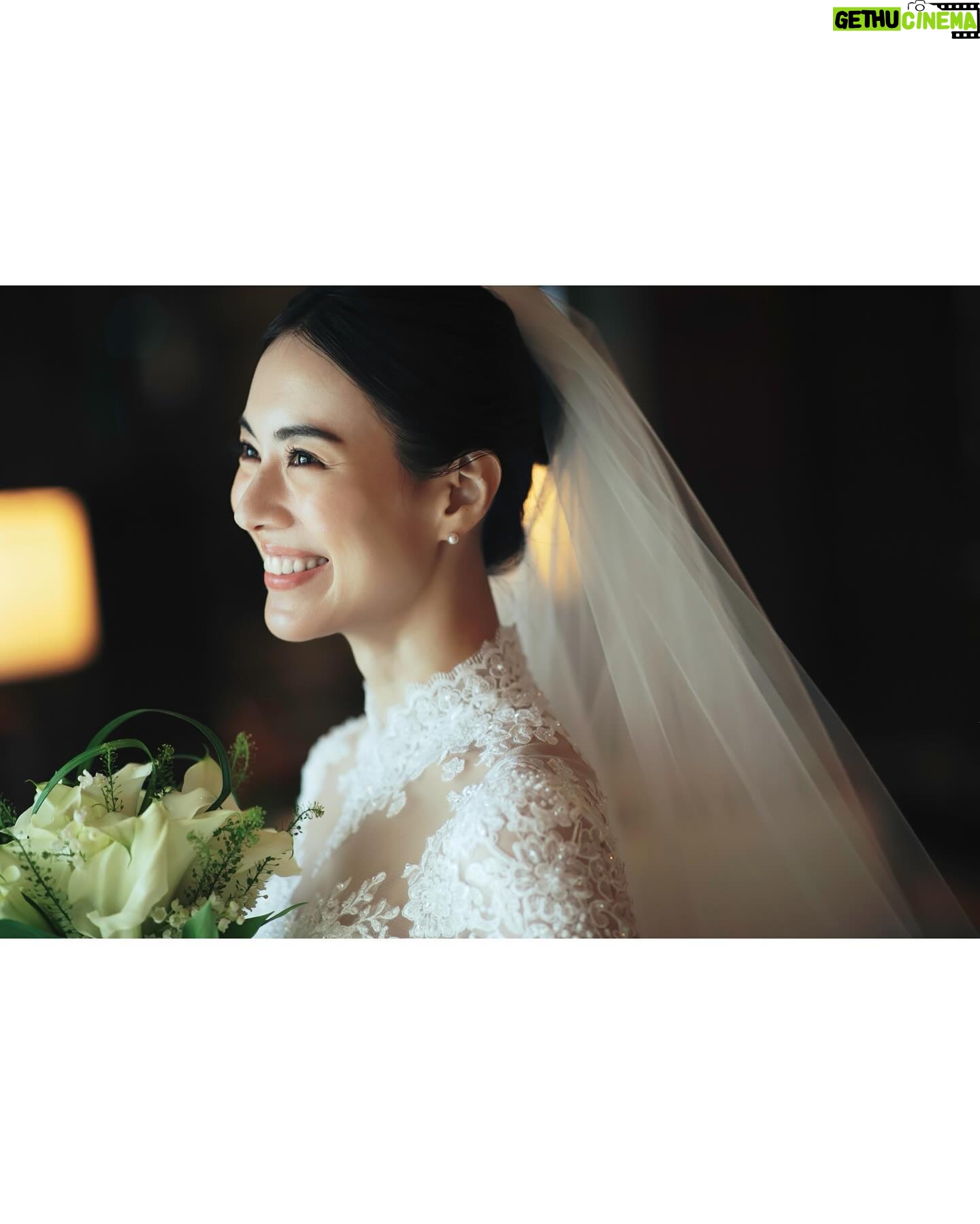 Mew Azama - 2.3K Likes - 👰🏻♀️
photo @keiichisuto33
hairmake @kanbe61
dress @foursis_weddingdress
location @halekulanihotel