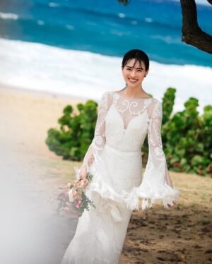 Mew Azama Instagram - 👰🏻‍♀️

photo @keiichisuto33 
hairmake @kanbe61 
coordinator @kiyomin121 
assistant @saki_toyoba 
dressshop @reginacloset027
dress @ruedeseinebridal
