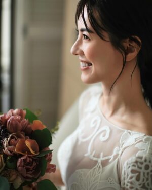 Mew Azama Instagram - 👰🏻‍♀️

photo @keiichisuto33 
hairmake @kanbe61 
coordinator @kiyomin121 
assistant @saki_toyoba 
dressshop @reginacloset027
dress @ruedeseinebridal