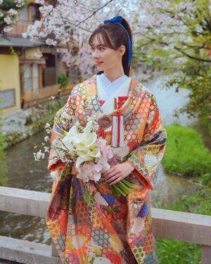 Mew Azama Instagram - 👘

photo @yoheyphoto 
hairmake @kakikana 
direction @enkana 
kimono @number5_n5 
flower @sous_bois_kyoto 
location @rokumonjiya_okabun